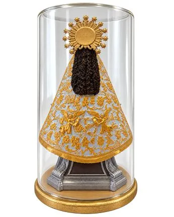 Virgen coronada bajo cúpula de cristal baja.webp